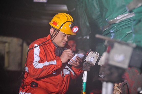 安检员当真填写安全放哨纪录 刘强摄.jpg