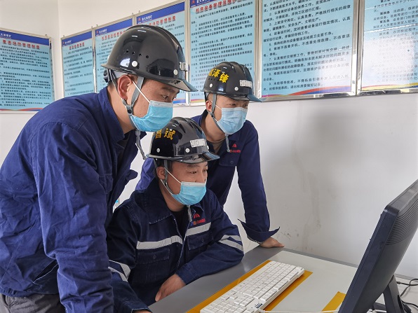 机建厂风井乏风机房岗师带徒学操作   王超  摄.jpg