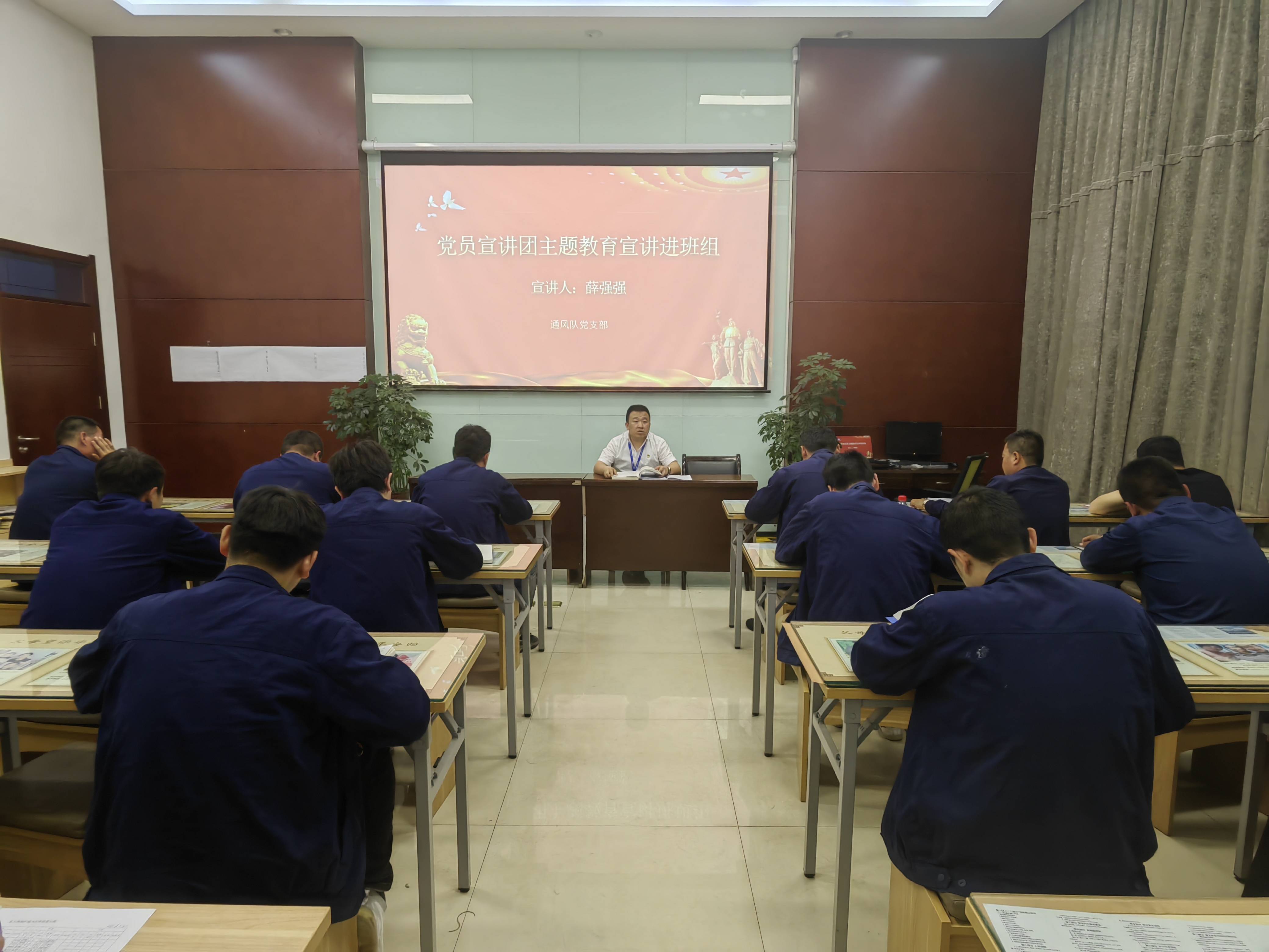 主题教育进班组 蔡维文 摄(1).jpg