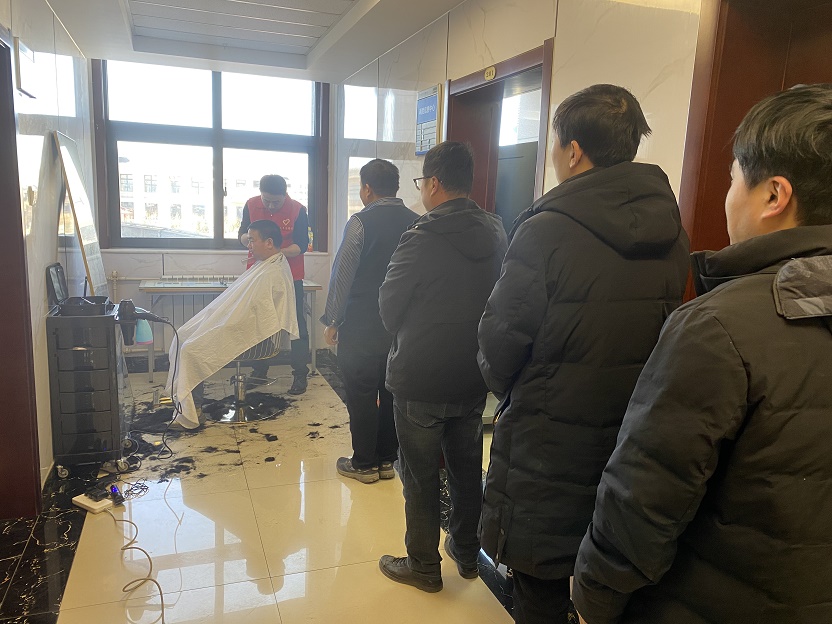 免费理发现场.jpg