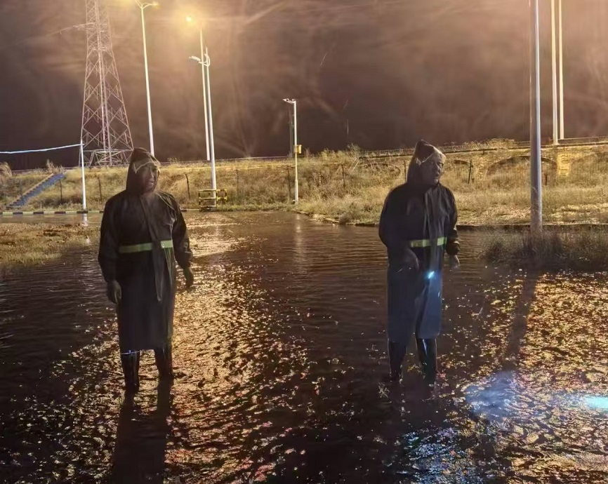 图一  该队掌管人现场指挥6号蓄水池排水作业  运营公司选运队方辽辽  摄.jpg