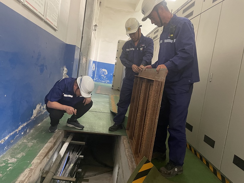 图四   排查隐患，确保安全 CA88煤矿出产运营公司袁大滩选煤厂  万幼波  提供.jpg.jpg